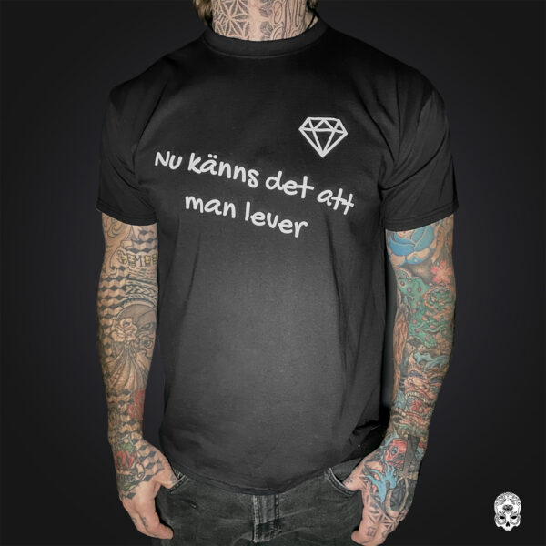 T-shirt Nu känns det att man lever (svart)